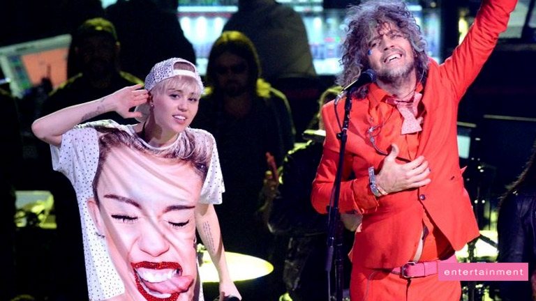Miley Cyrus sends Flaming Lips pictures of herself peeing